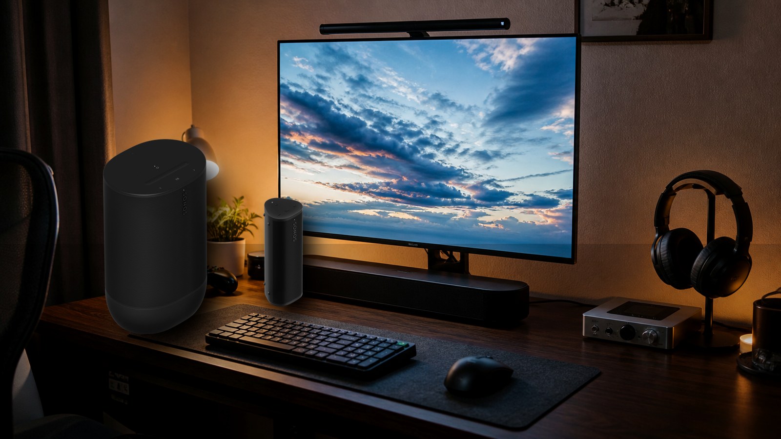 デスク上でSonos Move 2とRoam 2の大きさを比べる様子