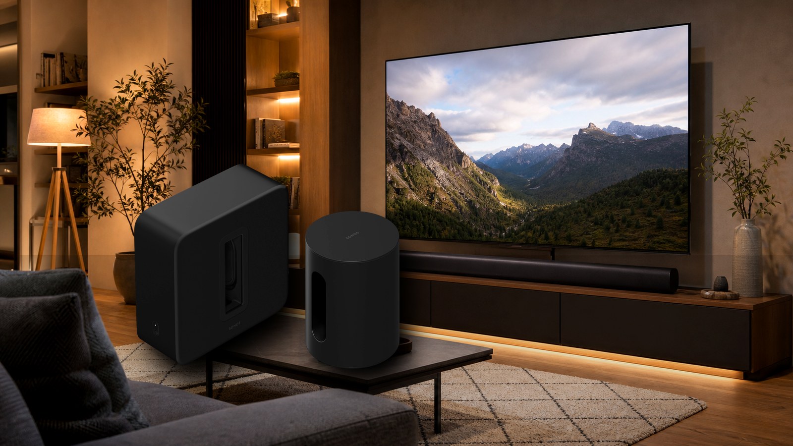 リビングでSonos Sub 4とSub Miniのサイズを比較している様子